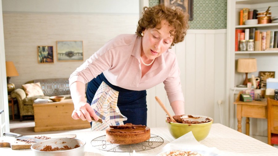 meryl-streep-julia-and-julia-cooking